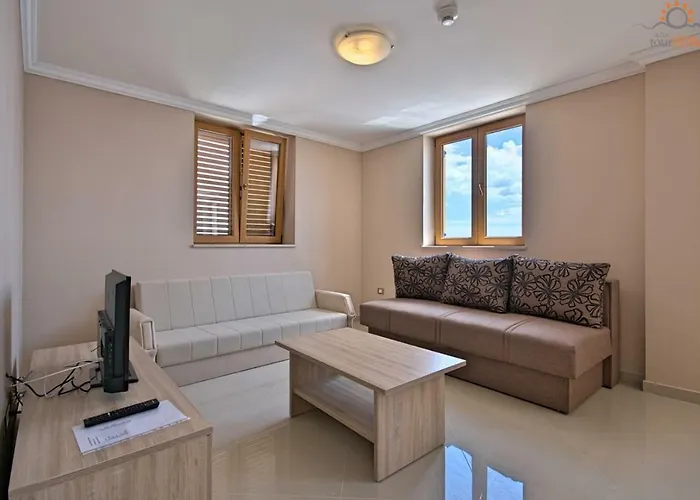 Guest house Rotonda Novigrad 3*