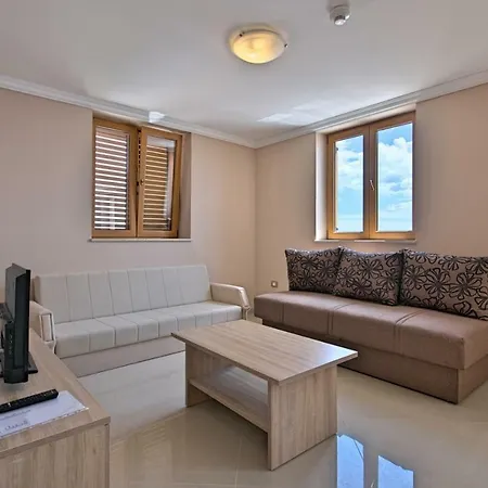 Guest house Rotonda Novigrad 3*